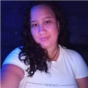 Profesora de distintas áreas imparte clases de niños de todas las edades